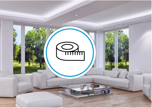 Ein Ma&szlig;band-Symbol ist zentral platziert. Im Hintergrund befindet sich ein elegantes Wohnzimmer mit wei&szlig;en Sofas, einem Glastisch auf einem Holzboden und raumhohen Fenstern mit Blick auf einen gr&uuml;nen Garten.