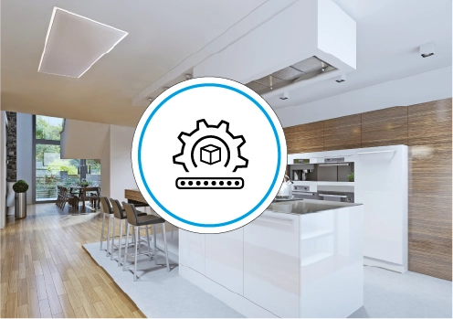 Ein runder Aufkleber mit einem Zahnrad und Paket-Logo befindet sich in einer modernen K&uuml;che. Der Raum hat h&ouml;lzernen Boden, eine zentrale Arbeitsinsel und gro&szlig;e Fenster im Hintergrund.