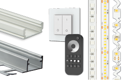 Aluminiumprofile in Wei&szlig; und Silber, ein Wandschalter, eine schwarze Fernbedienung und LED-Streifen mit verschiedenen Formen auf hellem Hintergrund.
