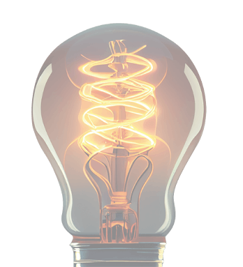 Gl&uuml;hbirne mit leuchtendem, dekorativ gedrehtem Filament in warmem Licht.