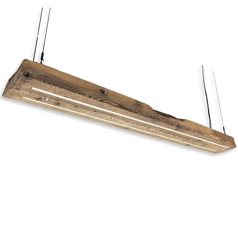 Holzbalkenlampe hängt an dünnen Kabeln, strahlt Licht nach unten aus, in einem minimalistischen, modernen Raum. Die raue Textur des Holzes verleiht eine gemütliche Atmosphäre.