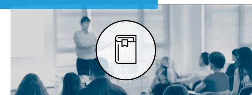 Vortragender vor einer Gruppe sitzender Zuh&ouml;rer in einem Seminarraum, im Vordergrund ein Symbol mit einem Buch und Lesezeichen.