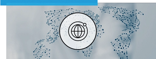 Weltkarte mit vernetzten Punkten im Hintergrund, im Vordergrund ein Symbol mit Globus und Umlaufbahn.