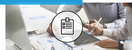 Personen bei einer Besprechung am Schreibtisch mit Tablet und Dokumenten, im Vordergrund ein Symbol mit einem Klemmbrett.