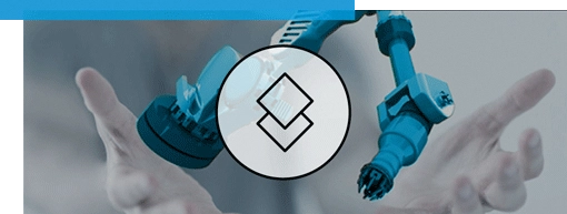 Ge&ouml;ffnete H&auml;nde unter einem schwebenden blauen Industrieroboterarm und einem Symbol mit zwei &uuml;berlagerten Quadraten im Vordergrund.