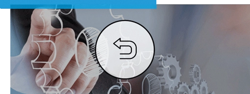 Eine Hand ber&uuml;hrt ein transparentes Zahnrad-Symbol; im Vordergrund ein kreisf&ouml;rmiges Icon mit einem R&uuml;ckw&auml;rtspfeil. Im Hintergrund verschwommene Zahnr&auml;der.