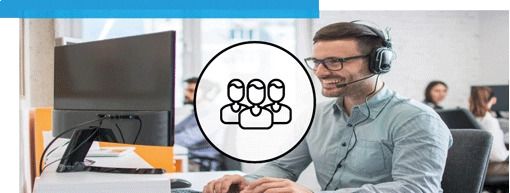 Ein Mann mit Headset l&auml;chelt und tippt auf einer Tastatur. Im Hintergrund sind andere Personen an Schreibtischen zu sehen. Ein Symbol mit vier schematischen Figuren ist mittig platziert.